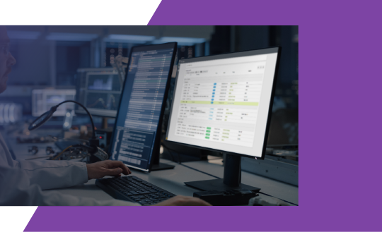 Eine Person sitzt an einem Schreibtisch mit 2 Bildschirmen und bearbeitet Stör-, Schad- und Zustandsmeldungen.