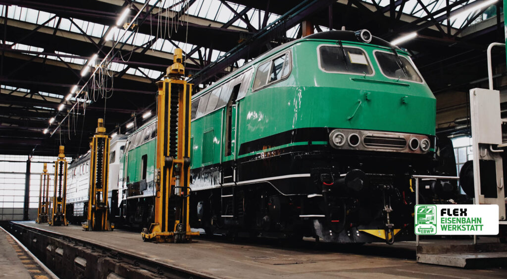 Flex Eisenbahnwerkstatt Werkshalle mit einem Schienenfahrzeug in Reparatur.